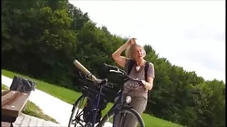 Teaser porno på nettet - bedstemor i parken