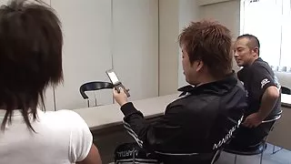 Ung pige porno skønhed bliver intreviewed af en gruppe af fyre