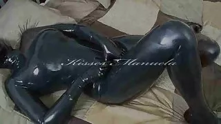 Dagens porno pige i latex catsuit masturbates
