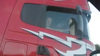 Artie danish porn hd får en thumbs up blinkende hendes kusse på trucker