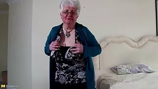 Gamle kraftige nøgne damer bedstemor med store bryster og tørstige skeden