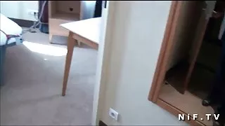 Fransk dansk teen porn hustru med flotte bryster, der tilbydes, og kneppet af en john doe