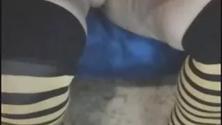 Gamle nøgne kvinder tæve ved hjælp af en pumpe