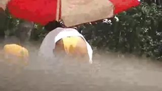 Nøgne ældre kvinder busty pige iført se-gennem bikini