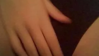 Cute gradis prono blonde teenager viser bryster og fingre fisse på webcam