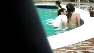 Colombianske skønne kvinder par skide i puljen