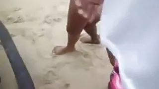 Wifey danske pornofilm have det sjovt med to sorte fyr på stranden.