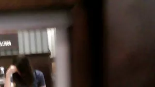 Dansk pono viser ingen trusser op under nederdelen på bog butik