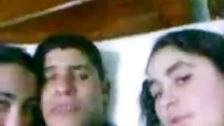 Arabisk trekant porn mand kys to arabisk (ægyptisk) pige i sengen