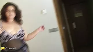 Danske anal piger store gamle mor leger med hendes gummi ven