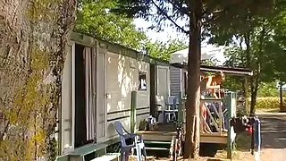 Videoer med sex belure en sexet blonde milf nabo på camping