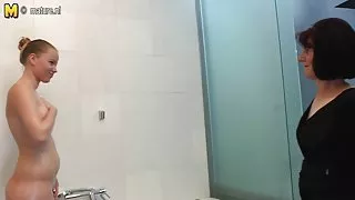 Nøgne frække piger lesbiske mormor fangster hot ung pige i bruseren