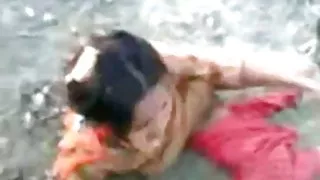 Sexet gratis film med sex indiske kæreste har en hård fuck med sin bf udendørs