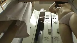 Danskprono overvågningskamera i en lockerroom