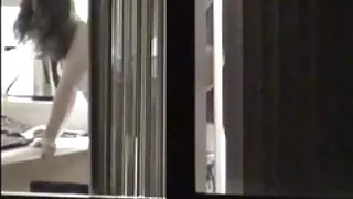 Gratis sexbilleder vinduet peep pige bliver naglet foran vindue