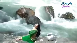 Desi danish prono pige i gennemsigtig våd saree viser bryster..hot show